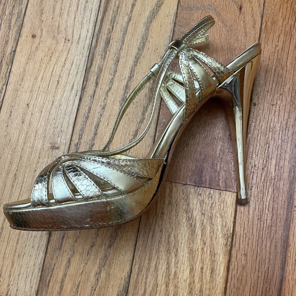 Charles David Gold Shoe. - Picture 2 of 5